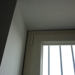Particolare angolo superiore finestra in pvc