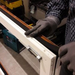 Applicazione nastro termoespandente su serramento in alluminio a taglio termico