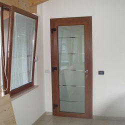 Porta e finestra in pvc colore ciliegio con veneziane "Pellini" orientabili e salita discesa manuali con cordina